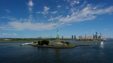 Bu video, Özgürlük Anıtı 'nın uzak bir görüntüsünü gösteriyor. Özgürlük Heykeli, New York, ABD 'de bulunan New York Limanı' ndaki Özgürlük Adası 'nda bulunan devasa bir neoklasik heykeldir..