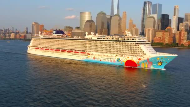 Deze Video Toont Schilderachtige Luchtfoto Van Een Gigantisch Noors Cruiseschip — Stockvideo