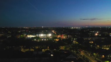 Canarsie Brooklyn 'deki havai fişek gösterisinin gece görüntüsü. Canarsie, Brooklyn ilçesinin güneydoğu kesiminde, iş ve orta sınıf bir yerleşim yeridir..