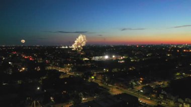 Canarsie Brooklyn 'deki havai fişek gösterisinin gece görüntüsü. Canarsie, Brooklyn ilçesinin güneydoğu kesiminde, iş ve orta sınıf bir yerleşim yeridir..