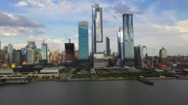 Bu video, Jersey City 'den Manhattan' ın batı yakasının güzel hava manzarasını gösteriyor. Video ayrıca Hudson Nehri 'ni ve Hudson Metrosu' nun yeni ufuk çizgisini de gösteriyor..  