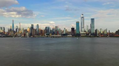 Bu video, Jersey City 'den Manhattan' ın batı yakasının güzel hava manzarasını gösteriyor. Video ayrıca Hudson Nehri 'ni ve Hudson Metrosu' nun yeni ufuk çizgisini de gösteriyor..  