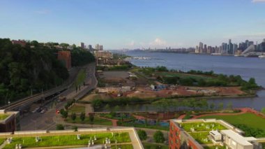 Bu video, Jersey City 'den Manhattan' ın batı yakasının güzel hava manzarasını gösteriyor. Video ayrıca Hudson Nehri 'ni ve Hudson Metrosu' nun yeni ufuk çizgisini de gösteriyor..  