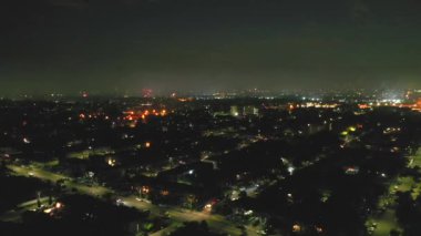 Bu video 4 Temmuz haftasındaki havai fişek görüntülerini gösteriyor. Birçok mahalle sakininin havai fişeklere erişimi var ve onları Brooklyn, Queen, Bronx ve Manhattan 'daki kendi mahallelerinde sergiliyorlar..  