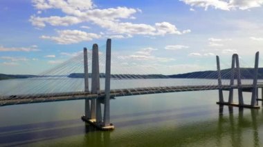  Bu video Hudson Nehri üzerindeki yeni Tappan Zee Köprüsü 'nü gösteriyor..  
