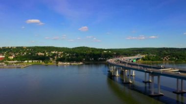  Bu video Hudson Nehri üzerindeki yeni Tappan Zee Köprüsü 'nü gösteriyor..  