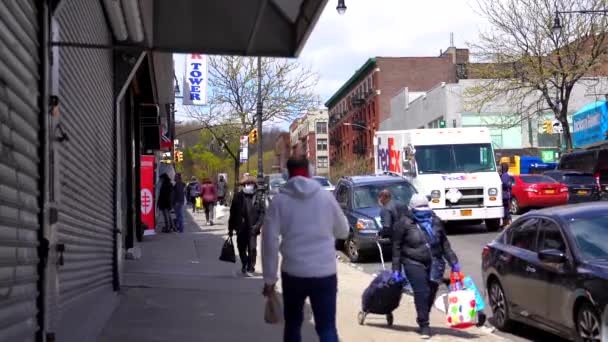 这段视频展示了带着面具在布朗克斯步行的人们的空中视图 科沃德19型流感大流行几个月后 布朗克斯型流感成为纽约市最常见的科沃德19型流感病例 — 图库视频影像