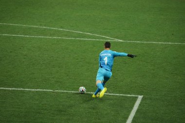 Kalecinin topuyla maça başlarken çekilmiş bir çerçeve.