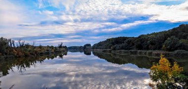 Sonbaharda Tuna Nehri durgun olur.