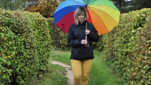 Vrouw Met Een Paraplu Een Regenboogkleur Het Meisje Liep Het — Stockvideo