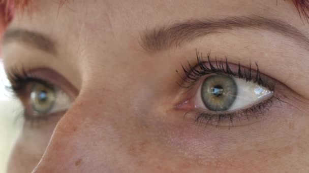 Eine Frau Mit Schönen Augen Große Offene Augen Für Eine — Stockvideo
