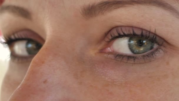 Uma Mulher Com Olhos Bonitos Olhos Abertos Para Uma Mulher — Vídeo de Stock