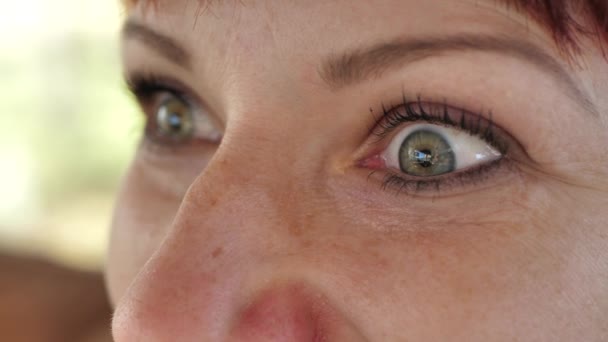 Una Mujer Con Hermosos Ojos Grandes Ojos Abiertos Para Una — Vídeos de Stock