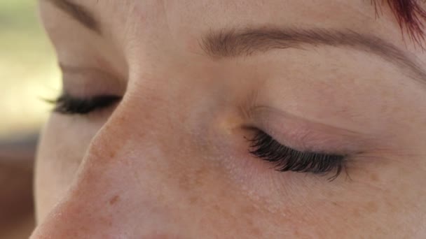 Женщина Красивыми Глазами Большие Открытые Глаза Европейской Женщины Улыбающиеся Изумленные — стоковое видео