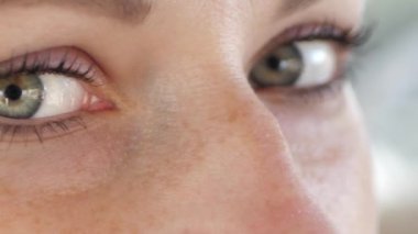 Güzel gözlü bir kadın. Avrupalı bir kadın için büyük, açık gözler. Gülümseyen ve şaşkın bakan gözler