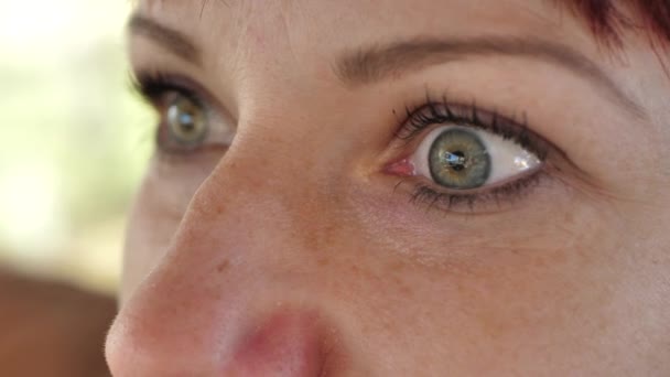 Женщина Красивыми Глазами Большие Открытые Глаза Европейской Женщины Улыбающиеся Изумленные — стоковое видео