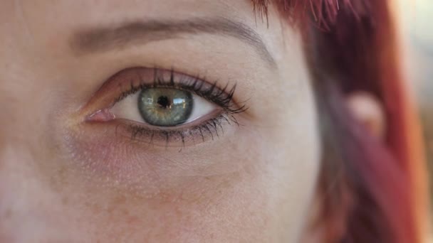 Uma Mulher Com Olhos Bonitos Olhos Abertos Para Uma Mulher — Vídeo de Stock