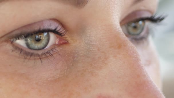 Une Femme Aux Beaux Yeux Grands Yeux Ouverts Pour Une — Video