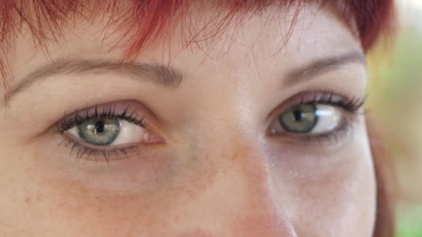 Жінка Красивими Очима Великі Відкриті Очі Європейської Жінки Посміхнені Вражені — стокове відео