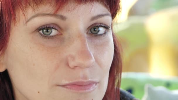 Seorang Wanita Dengan Mata Indah Mata Terbuka Lebar Untuk Seorang — Stok Video