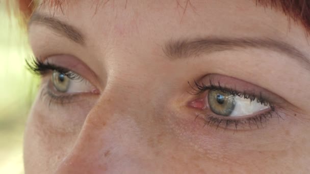 Eine Frau Mit Schönen Augen Große Offene Augen Für Eine — Stockvideo