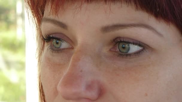 Una Mujer Con Hermosos Ojos Grandes Ojos Abiertos Para Una — Vídeos de Stock