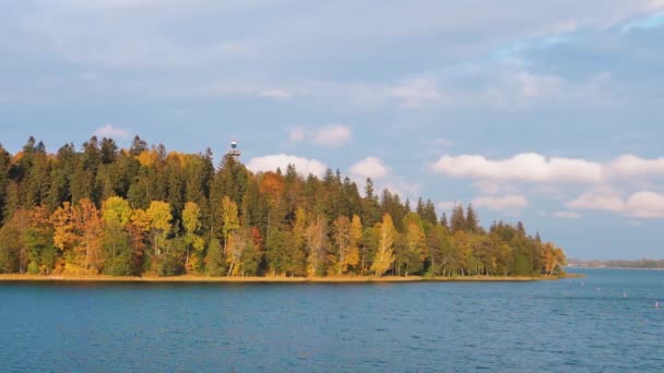 Herbst See Bei Sonnenuntergang Insel Mit Bäumen Herbstlicher Farbe — Stockvideo