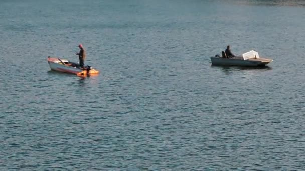 Angelruten Auf Einem Motorboot Fangen Fische Mit Angelruten — Stockvideo