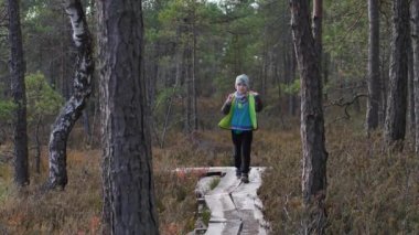 Çocuk doğa yolunda tek başına yürüdü.