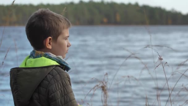 Barnet Står Ensam Stranden Sjön — Stockvideo