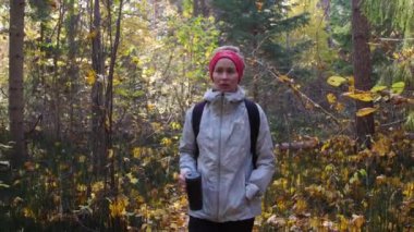 Uzun saçlı güzel bir kadın sonbahar ormanında tek başına yürüdü.