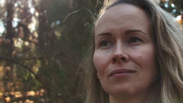 Vacker Kvinna Med Långt Hår Ler Mot Kameran Höstparken Med — Stockvideo