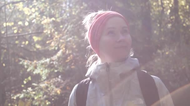 Красивая Женщина Длинными Волосами Гуляла Одна Осеннем Лесу — стоковое видео
