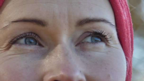 Uma Mulher Com Olhos Bonitos Lado Luz Sol Brilha Lente — Vídeo de Stock