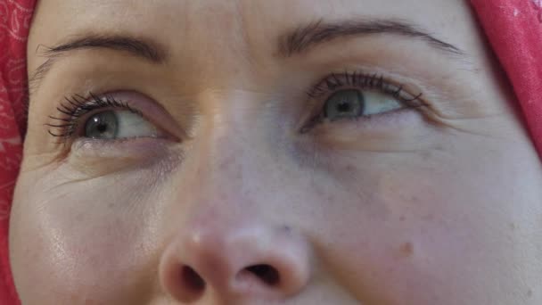 Yandan Güzel Gözlü Bir Kadın Güneş Işığı Objektifte Parlıyor — Stok video