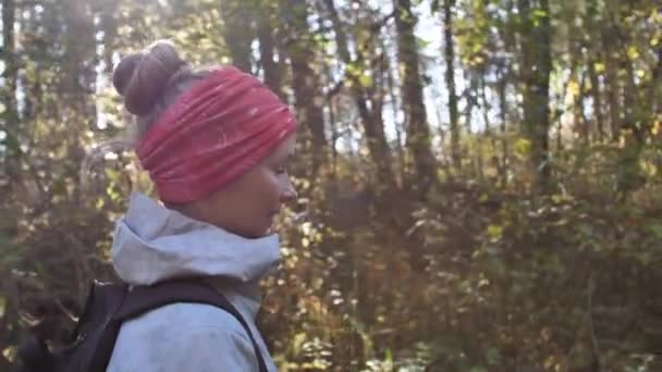 Uzun Saçlı Güzel Bir Kadın Sonbahar Ormanında Tek Başına Yürüdü — Stok video