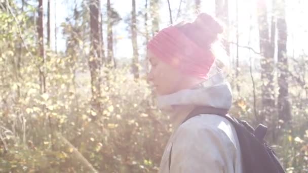 Egy Gyönyörű Hosszú Hajjal Egyedül Sétált Őszi Erdőben — Stock videók