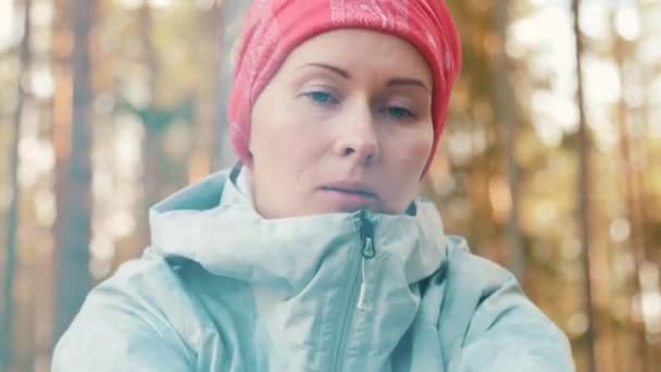 Güzel Beyaz Kadın Kafasında Eşarpla Sonbahar Ormanında Gün Batımında Ateşin — Stok video