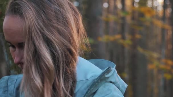 Una Hermosa Mujer Con Pelo Largo Sonríe Cámara Parque Otoño — Vídeos de Stock