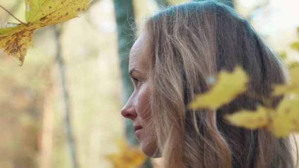 Vacker Kvinna Med Långt Hår Ler Mot Kameran Höstparken Med — Stockvideo