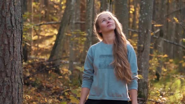 Une Belle Femme Aux Cheveux Longs Sourit Caméra Dans Parc — Video