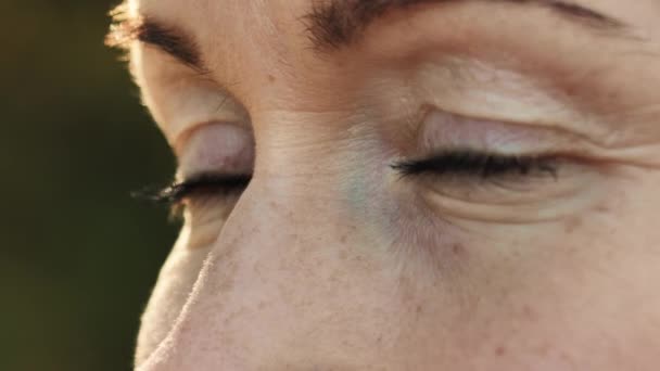 Uma Mulher Com Olhos Bonitos Lado Luz Sol Brilha Lente — Vídeo de Stock