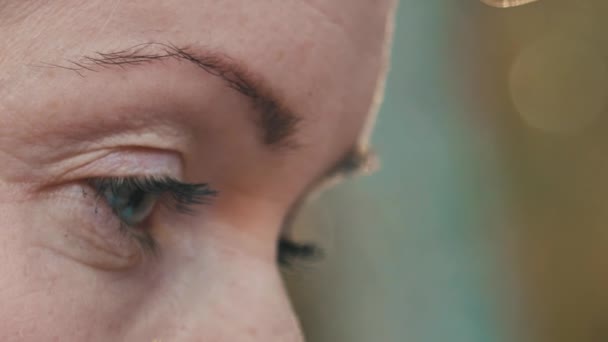 Жінка Красивими Очима Збоку Сонячне Світло Світить Лінзі — стокове відео