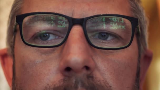 Інвестор Слідує Графіку Криптовалют Відображення Графа Очах Людини Відбиття Планшета — стокове відео
