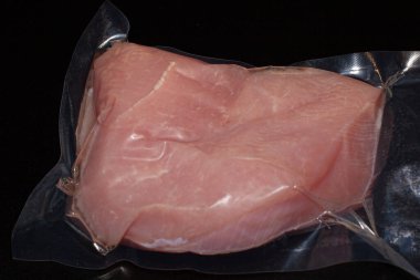 Etli hindi parçaları. Yeşillikli organik hindi eti.