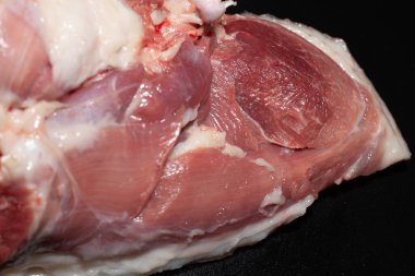 Pastırmalı hindi parçaları. Yeşillikli organik hindi eti.