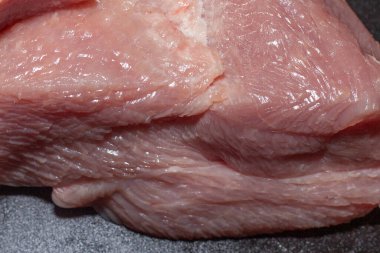 Etli hindi parçaları. Yeşillikli organik hindi eti.