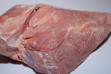 Etli hindi parçaları. Yeşillikli organik hindi eti.