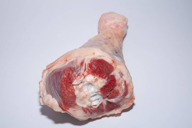 Derisi olan hindi budu. Yeşillikli organik hindi eti.