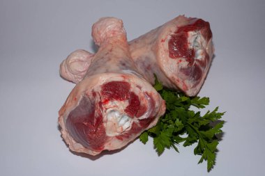 Derisi olan hindi budu. Yeşillikli organik hindi eti.